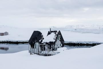 Une maison détruite par un incendie à Tiniteqilaaq.