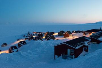 Vue d’Ittoqqortoormiit au crépuscule.