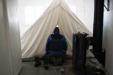 La maison qui sert de camp de chasse n’est plus chauffée. On se contente donc de chauffer l’intérieur d’une tente déployée à l’intérieur. Kap Hope. 