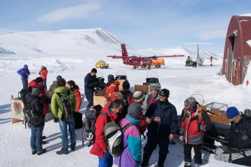 Des passagers arrivant à Nerlerit Inaat (Constable Point).