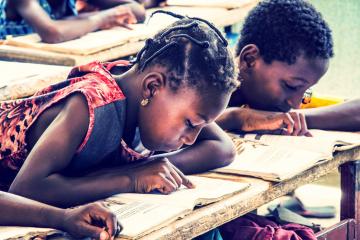 Même à trois ou quatre par table-banc, les élèves restent studieux pendant les cours de français. © Antoine Debontride