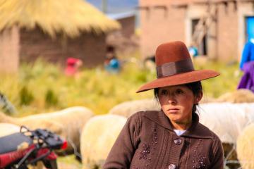 Jeune fille aux airs nostalgiques, à une fête aux moutons dans les Andes. Pérou. © Cédric Aubert