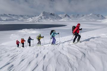 Ski dans les environs de Kuummiut. © Mads Pihl / Visit Greenland 