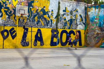 Père et son fils jouant au football – La Boca | © Cédric Aubert