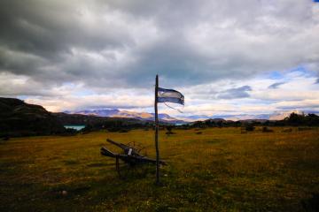 Le drapeau de l'Argentine flotte, en lambeaux : nous sommes arrivés à La Nana.  | © Cédric Aubert 