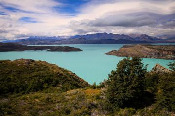 Après plusieurs heures d’ascension à travers la forêt, le paysage se découvre à nouveau. Le vent balaie les eaux turquoises du lac San Martin. La géographie dans cette région est chaotique de longs îlots émergent ci et là annonçant au loin les cordillères enneigés des Andes. | © Cédric Aubert