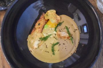 Velouté de cèpes et céleri, jaune d’œuf confit et truffe, une entrée forestière chez Cru | © Yonder.fr