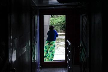 Une dame contemplant le paysage depuis le bateau | © Cédric Aubert