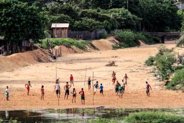 Match de football sur les rives de l’Amazone  | © Cédric Aubert