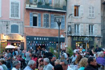 Détente en terrasse dans le quartier historique marseillais du Panier, devenu touristique et très fréquenté ©Lamy