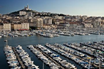 Le Vieux-Port et au loin, Notre Dame De La Garde, une carte postale phocéenne ©Micaleff