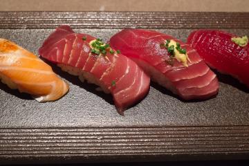 Nigiri de saumon, thon gras «chūtoro» et thon rouge mariné «akami zuke».