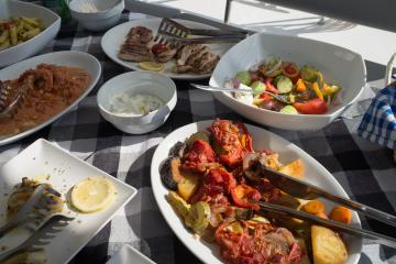 Dîner grec à bord du bateau.