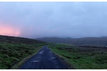 Route près de Miðvágur sur l'île de Vágar.