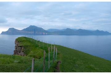 Vue depuis les hauteurs de Gjògv, en suivant le sentier qui part juste derrière la guest house. L'île juste en face est Kalsoy.