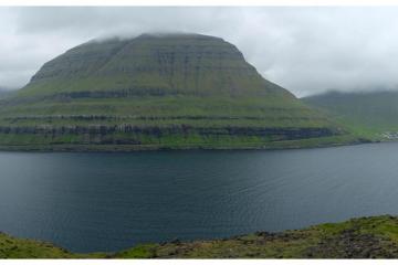 Vue panoramique du Funningsfjørður à Eysturoy.