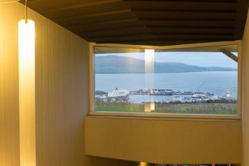 Le port de Tórshavn visible depuis une fenêtre dans un couloir de l'hôtel Føroyar.