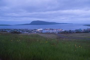 Tórshavn et au fond l'île de Nolsoy, vus depuis l'hôtel Føroyar.