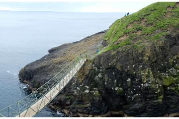 Le pont qui relie Mykines au Mynineshólmur.