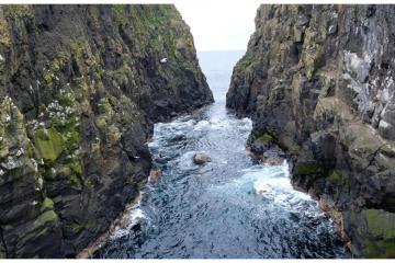 Vue depuis le pont entre Mykines et Mynineshólmur.