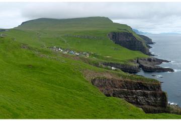 Vue de Mykines depuis l'ouest, en direction du village.