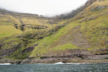 Vue de la côte nord-ouest de Kunoy depuis un bateau. En contrebas des monts Kunoyarnakkur et Klubbin. | © Arne List - Flickr CC - http://flic.kr/p/4WSmYj