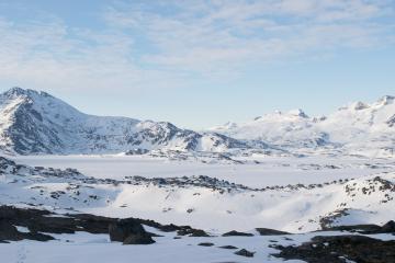 Vue sur Tasiilaq depuis une des collines alentour.  © Yonder