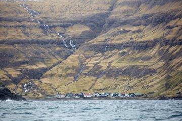 Tjørnuvík vu depuis la mer. © Visit Faroe Islands / Erik Olsson