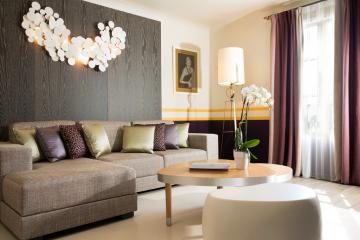 Le confortable salon d’une suite | © Hôtel de Paris Saint-Tropez