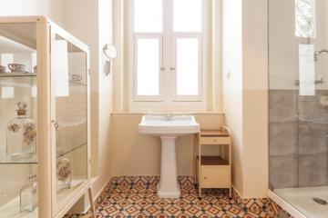 Carrelage et meuble de salle de bain d'époque | © The Independente
