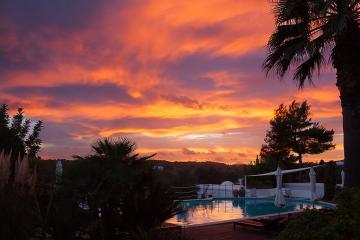 La piscine au coucher de soleil : des couleurs chatoyantes | © Cas Gasi