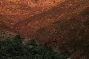 Lumières ocres sur les montagnes au coucher du soleil  | © Douar Samra