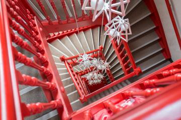 Prenez au moins une fois l’escalier lors de votre séjour à l’hôtel D pour en contempler l’étonnante perspective. | © Yonder