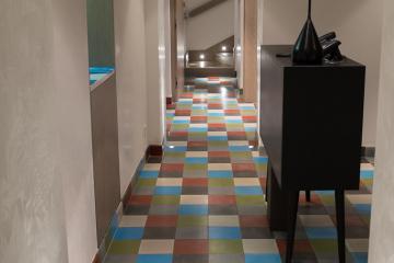 Le couloir qui mène au spa et au fitness.  | © Yonder