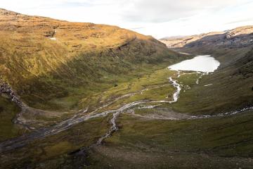 Bajimus Gordsajávri, le plus grand des lacs glaciaires qui occupe la vallée de Kårsa, vu du nord-ouest. 