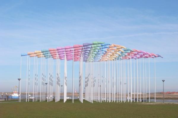 DANIEL BUREN - LE VENT SOUFFLE OÙ IL VEUT (EN FACE DE LA PROMENADE, PORT DE PLAISANCE ROYAL, KROMMEHOEK, NIEUPORT