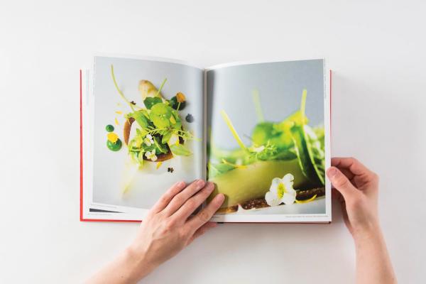 Livre de recettes du restaurant Hertog Jan, l'un des restaurants triplement étoilés par le Michelin près de Bruges © Kristof Vrancken