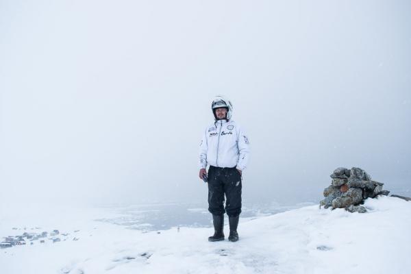 Si le blouson blanc de mon conducteur se fond à merveille dans le paysage, j’ai toutefois relevé l’ironie de l’inscription Saint Barth dans une météo peu clémente...