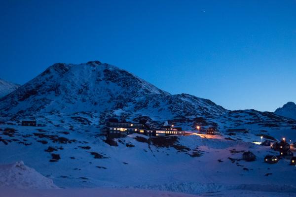 L’hôtel Ammassalik dans la nuit.