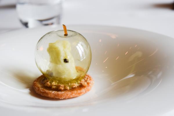 La pomme reconstituée, l’un des desserts signatures de Richard von Ostenbrugge à Bord’Eau| © Yonder.fr