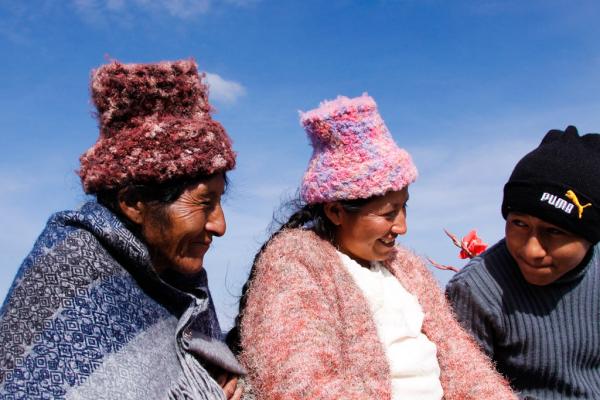 Trois générations, sur le Lac Titicaca. © Cédric Aubert