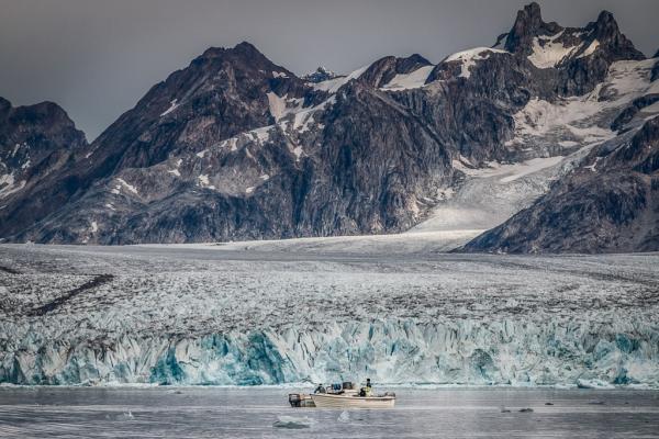 Des pêcheurs devant le front du glacier Knud Rasmussen, à l’extrémité du fjord de Sermiligaaq. Le village du même nom est situé une vingtaine de km plus au sud. © Mads Pihl / Visit Greenland 