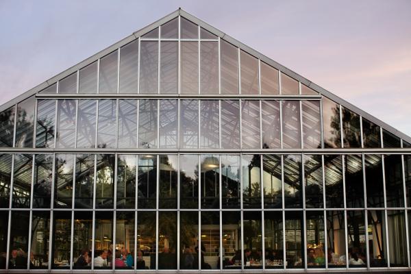 Le restaurant De Kas est installé dans une serre réaménagée, dans un parc à quelques kilomètres du centre  | © De Kas