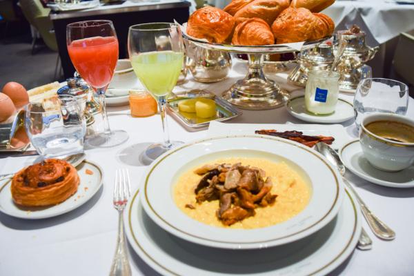 Le copieux petit-déjeuner américain du Plaza Athénée © Yonder.fr