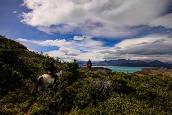 Depuis l’Estancia El Cóndor, le chemin de randonnée commence par longer une lagune aux eaux turquoises puis se transforme en cordillère après la Península Maípu. | © Cédric Aubert 