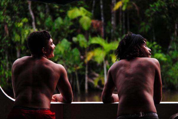 Deux passagers du Liberty observant les rives de l’Amazone  | © Cédric Aubert