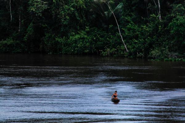 Jeune fille et sa pirogue sur l'Amazone | © Cédric Aubert
