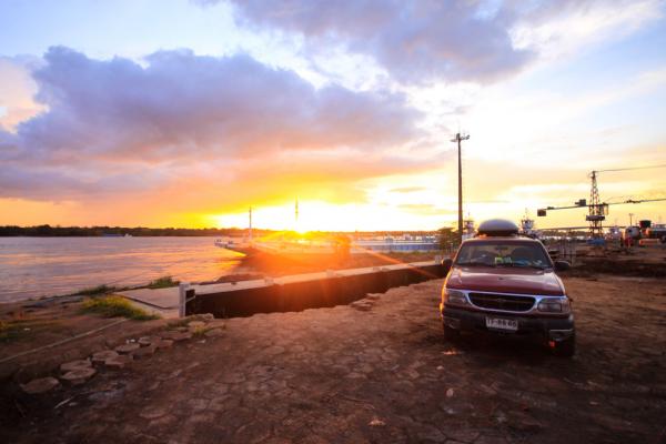 Donki attend pour embarquer. Coucher de soleil dans le port de Porto-Velho | © Cédric Aubert
