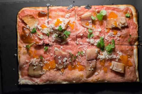 La tarte flambée à la truite fumée qui s˚agrémente d’une crème de betterave et d’oeufs de poisson volant.