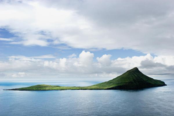 L'île de Koltur vue de "profil".  © Visit Faroe Islands / Jakob Eskildsen